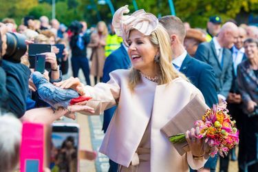 La reine Maxima des Pays-Bas et le perroquet Amalia à Meppel, le 18 septembre 2019