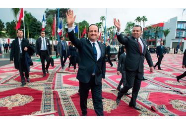 Mercredi et jeudi, le président François Hollande était en visite officielle au Maroc. Il est apparu au côté de Mohammed VI, apaisé et serein, loin de la tourmente de l’affaire Cahuzac. Si aucun contrat ne doit être signé, le chef de l&#039;Etat français entend privilégier ses relations avec le partenaire économique du Maghreb. Accompagné de huit ministres, dont Laurent Fabius et Yamina Benguigui, et d’une soixantaine de patrons, Hollande tente de reconquérir la place de premier partenaire commercial (perdu l’année dernière au profit de l’Espagne). &quot;La relation entre les deux pays est très dense et fluide. Le Maroc est un partenaire très intime, très proche, l&#039;enjeu de la visite est de se donner les moyens de maintenir une relation de haut niveau&quot; a affirmé l&#039;Elysée.