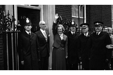 La première femme à avoir occupé le poste de Premier ministre britannique est décédée ce lundi à l&#039;âge de 87 ans. Retour en images sur le parcours de Margaret Thatcher, ancienne chercheuse devenue &quot;dame de fer&quot;. En 1979, elle est élue Premier ministre et arrive au 10, Downing Street au bras de son époux Denis.