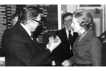 Elle visite les locaux de la BBC en compagnie de l&#039;intervieweur politique Robin Day, en 1980.