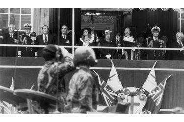 En 1982, elle entame une guerre afin de récupérer les îles Malouines. En l&#039;espace de deux mois (entre avril et juin), les Anglais parviennent à reprendre la souveraineté sur les îles, souveraineté toujours contestée par l&#039;Argentine à ce jour. Cette photographie date du mois d&#039;octobre 1982, alors que Margaret Thatcher assiste à une parade de la victoire.