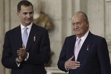 L'ancien roi d'Espagne Juan Carlos, avec son fils et successeur le roi Felipe VI, lors de la cérémonie d'abdication le 18 juin 2014. 