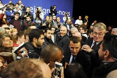 Emmanuel Macron et Jean-Paul Delevoye (juste derrière le candidat) à Lille, le 14 janvier.