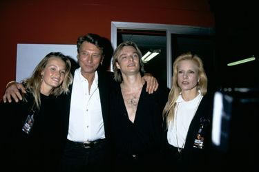 Le clan Hallyday : Estelle, Johnny, David et Sylvie Vartan, dans les coulisses du Zenith de Paris, après un concert de David en octobre 1991.