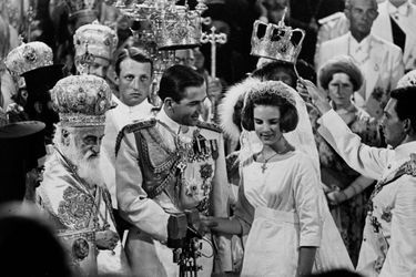Le roi Constantin II de Grèce et la princesse Anne-Marie de Danemark lors de leur mariage religieux à Athènes le 18 septembre 1964 