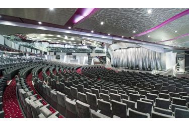 Le Platinum Theatre est une prouesse technique. La salle, située à l'avant du «Preziosa», offre une visibilité exceptionnelle pour chacun des 1600 spectateurs. Chaque soir, un spectacle y est donné gratuitement pour les passagers.