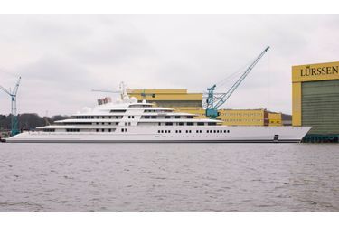 La société Lürssen a présenté vendredi son dernier-né, dont le nom a déjà fait le tour du monde puisque l'«Azzam» est le plus gros yacht du monde avec ses 180 mètres de longueur. On ignore pour le moment si l'«Azzam» a déjà trouvé preneur, mais le bateau détrône l'«Eclipse» («seulement» 163,5 mètres) de l'oligarque russe Roman Abramovich au titre de plus grand yacht du monde. Haut de 20,8 mètres, l'«Azzam» peut dépasser la vitesse de 30 noeuds grâce à ses 94 000 chevaux dans le moteur. Après les trois années nécessaires à la construction de ce navire -et une année entièrement dédiée à l'ingénierie-, l'«Azzam» sera livré dans le courant de l'année 2013.