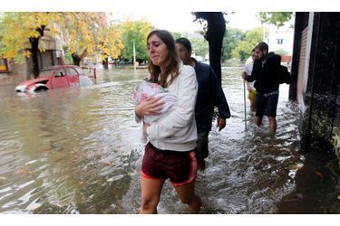 Des pluies diluviennes ont frappé La Plata, en Argentine, dans la nuit de mardi à mercredi. Au moins 46 personnes sont mortes selon un dernier bilan, dans cette ville située à une soixantaine de kilomètres de Buenos Aires. La présidente argentine Cristina Fernandez de Kirchner s&#039;est rendue sur place. Pas moins de 400 mm d’eau est tombée en deux heures, et par endroit, le niveau a atteint 2 mètres de haut. La nuit précédente, des inondations avaient fait 8 morts dans la capitale.