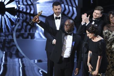 Barry Jenkins brandit l'Oscar du meilleur film pour "Moonlight"