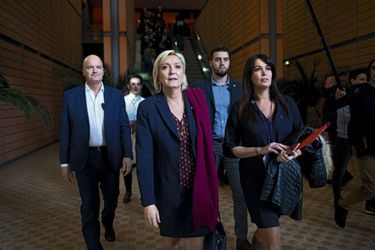 Le 4 février, à Lyon. Marine Le Pen entourée de son garde du corps (à g.), Thierry Légier, placé en garde à vue le 22 février, et de son chef de cabinet Catherine Griset, mise en examen pour « recel d’abus de confiance ».