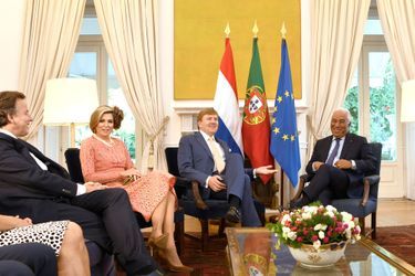 La reine Maxima et le roi Willem-Alexander des Pays-Bas avec le Premier ministre portugais à Lisbonne, le 11 octobre 2017