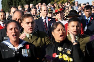 Le prince William avec Timothy Laurence, derrière lui, au cimetière militaire de Tyne Cot en Belgique, le 12 octobre 2017