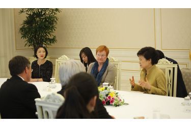 Mardi 26 mars, rencontre au palais présidentiel, &quot;la maison bleue&quot;, avec la présidente de la République sud-coréenne Park Geun-Hye. Au centre, l&#039;ancienne présidente finlandaise Tarja Halonen.