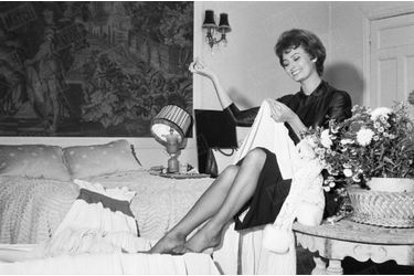 Sophia Loren se prépare à rencontrer la reine Elizabeth II, le 4 novembre 1957, près de Londres. 