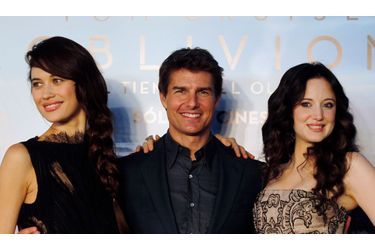 Hier, Tom Cruise présentait en avant-première mondiale à Buenos Aires son nouveau film «Oblivion». Il était élégamment accompagné des deux actrices Olga Kurylenko et de Andrea Riseborough. Le film d’action/science fiction réalisé par Joseph Kosinski sortira en France le 10 avril prochain.