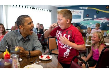 e président américain Barack Obama partage une tarte à la fraise avec un jeune garçon pendant un déjeuner au restaurant Kozy Corners à Oak Harbor dans l’Ohio. Le 14 mars est le jour la fête nationale de la tarte.