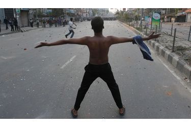 Des activistes de Jamaat el-Islami scandent des slogans lors d’un affrontement avec la police à Dhaka, au Bangladesh. Environ 50 personnes ont été arrêtées.