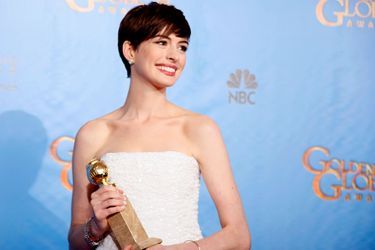 Anne Hathaway remporte le Golden Globe de la meilleure actrice dans un second rôle en 2013.