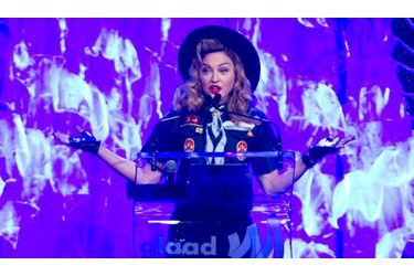 La chanteuse Madonna remet le prix Vito Russo au journaliste Anderson Cooper lors de la 24e édition des GLAAD  média awards (Gay and Lesbian Alliance Against Defamation’s Media Awards) à New York. L’alliance Gay et Lesbienne contre la diffamation célèbre chaque année les images les plus positives de la communauté véhiculées dans les médias. 
