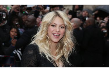 La chanteuse Shakira était mercredi à Paris, sur les Champs-Elysée, pour le lancement de son parfum S by Shakira. La belle maman du petit Milan a profité de l&#039;occasion pour s&#039;offrir un bain de foule. Nul doute qu&#039;elle restera à Paris pour assister à la rencontre entre le PSG et le FC Barcelone - son fiancé Gerard Piqué porte en effet les couleurs du club catalan. 