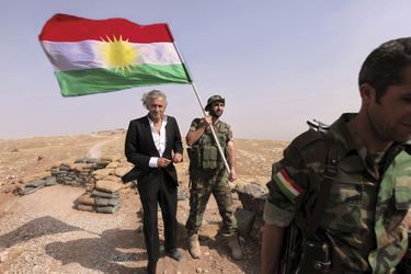 Le 31 août 2015. BHL est au Kurdistan. Le drapeau peshmerga flotte sur le mont Zartik, au nord-ouest de Mossoul. 