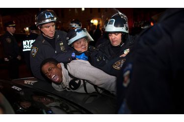 Des policiers du New York Police Department (NYPD) arrêtent un jeune homme lors d&#039;une manifestation contre l&#039;assassinat de l&#039;adolescent de 16 ans Kimani &quot;Kiki&quot; Gray, qui a été tué dans une fusillade impliquant la police de Big Apple, dans le quartier de Brooklyn.