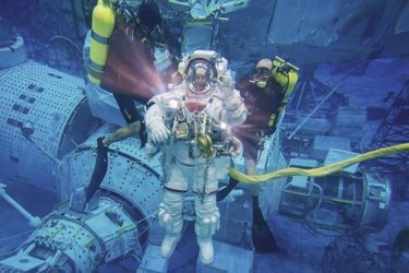 L’astronaute dans un des bassins d’eau de la Nasa, à Houston, destiné à le familiariser avec l’apesanteur dans l’espace.
