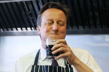 David Cameron de la bière au Pays de Galles. 