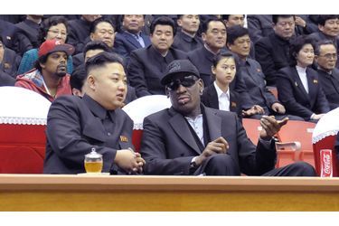 Il y a deux semaines, Dennis Rodman assistait à un match de basketball en Corée du Nord avec le dirigeant du pays Kim Jong-Un. Quelques jours plus tard, Sean Penn et Oliver Stone rendaient hommage à Hugo Chavez, mort le 5 mars dernier. Mardi, Steven Seagal s’affichait de son côté avec Vladimir Poutine en Russie. Dans le passé, Naomie Campell, Beyoncé, Gérard Depardieu ont eux aussi provoqué la surprise en apparaissant aux côtés de chefs d’état controversés. Ici en photo, Dennis Rodman et Kim Jong-Un. «Je suis en Corée du Nord. Je suis impatient de m’asseoir à côté de Kim Jong-Un», a déclaré l’ancien basketteur américain fin janvier. 