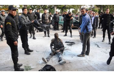 Le corps d’un jeune Tunisien qui s’est immolé par le feu est visible sur la rue principale de Tunis. Le geste désespéré de ce garçon fait référence à l’immolation de Mohamed Bouazizi, à l’origine de la Révolution. Les forces de sécurité ont rapidement étouffé les flammes avant qu’il soit transporté à l’hôpital. Les raisons de cet acte n’ont pas été pleinement identifiées.