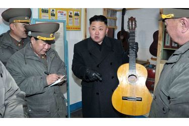 Le dirigeant nord-coréen Kim Jong-Un a profité d’une visite dans une unité militaire pour parler musique avec quelques soldats. 