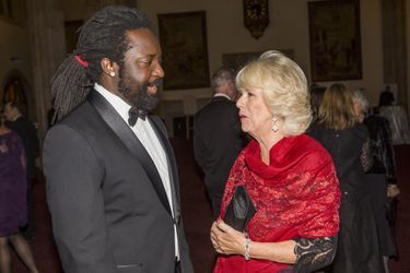 La duchesse de Cornouailles Camilla avec l&#039;auteur jamaïcain Marlon James à Londres, le 13 octobre 2015