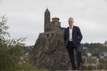Juste à côté du Puy-en-Velay, Laurent Wauquiez pose devant la chapelle Saint-Michel, installée sur un piton rocheux à Aiguilhe.