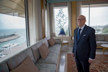 Béji Caïd Essebsi, 88 ans, a servi aussi bien sous Bourguiba que sous Ben Ali, avant de s’imposer comme  le poids lourd de la Tunisie post-révolutionnaire, à la tête du parti Nidaa Tounes. Premier président élu démocratiquement, cet ancien ministre de l’Intérieur, de la Défense et des Affaires étrangères est aujourd’hui considéré comme le seul homme d’Etat à pouvoir faire barrage aux islamistes. 