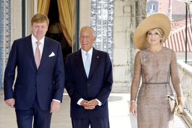 La reine Maxima et le roi Willem-Alexander des Pays-Bas avec le président portugais Marcelo Rebelo de Sousa à Lisbonne, le 10 octobre 2017