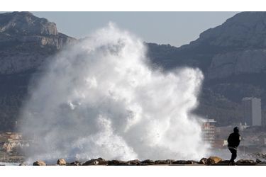 Une vague frappant le front de mer à Marseille, vendredi. Météo France a levé vendredi matin l&#039;alerte orange qui avait été maintenue dans 19 départements à la suite des chutes de neige exceptionnelles.