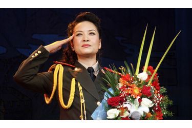 La ­soprano chinoise, engagée à 18 ans dans les rangs de l’armée comme simple soldat, s’est rapidement imposée en chanteuse vedette de l’Armée populaire de libération. Elle a aujourd’hui le grade de générale de division.