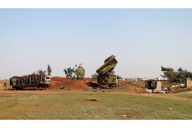 Sur une base des insurgés de l&#039;Armée syrienne libre, quelques prises de guerre: une carcasse de bus et... un radar pris à l&#039;armée du régime de Bachar al-Assad.