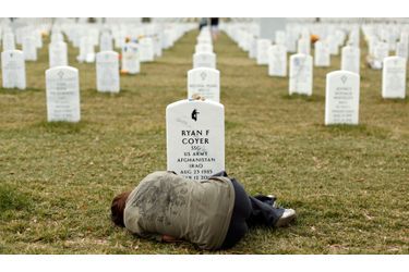 Lesleigh Coyer, 25 ans, est allongé devant la tombe de son frère, Ryan Coyer, en Virginie. Il a servi dans l’armée américaine pour des missions en Iraq et en Afghanistan. Il est mort de complications suite à des blessures trop graves, en Afghanistan.