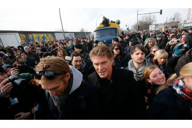 David Hasselhoff est venu dimanche soutenir les opposants à la destruction des restes du Mur de Berlin, où il avait chanté le 31 décembre 1989.