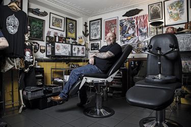 C’est dans les anciens ateliers de couture d’Yves Saint Laurent, rue de Douai, à Paris, que le plus célèbre des tatoueurs français tient aujourd’hui boutique.