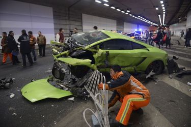 La Lamborghini accidentée suite au choc.