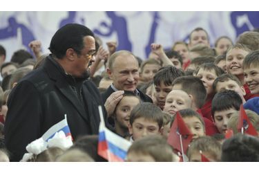 Le 13 mars, Vladimir Poutine a invité Steven Seagal en Russie afin de promouvoir un nouveau programme d’éducation physique destiné aux jeunes et inspiré d'un système créé sous l'ère soviétique.