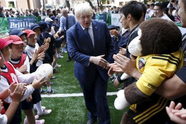 Boris Johnson tacle les petits Japonais à Tokyo