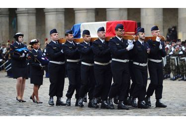 Le cercueil de Stéphane Hessel était porté par des militaires de l'armée de l'air. A son arrivée, le choeur de l'armée française a entonné a capella «Le Chant des partisans».