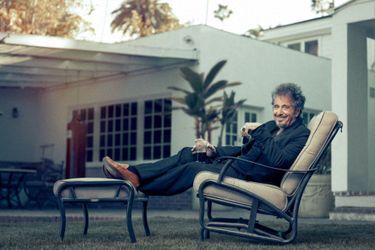Al Pacino, dans le jardin de sa maison à Beverly Hills. Il y vit en saltimbanque, toujours de passage... mais depuis huit ans.