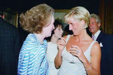 La princesse Diana (et sa belle-mère Raine Spencer) portant sa bague topaze en 1997 lors d&#039;un événement caritatif