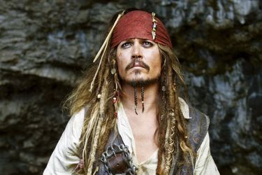 Johnny Depp, toujours convalescent, laisse son costume de pirate au placard