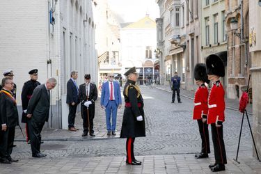 Le prince Andrew et le prince Laurent de Belgique devant le monument du roi Charles II à Bruges, le 7 septembre 2019