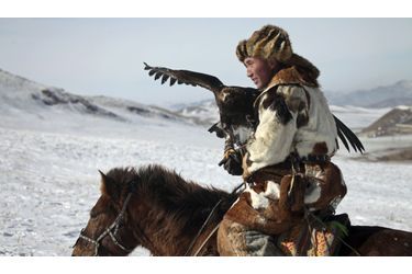 Un participant au Festival de l’Aigle de Jargalant, en Mongolie, présente fièrement son oiseau. 